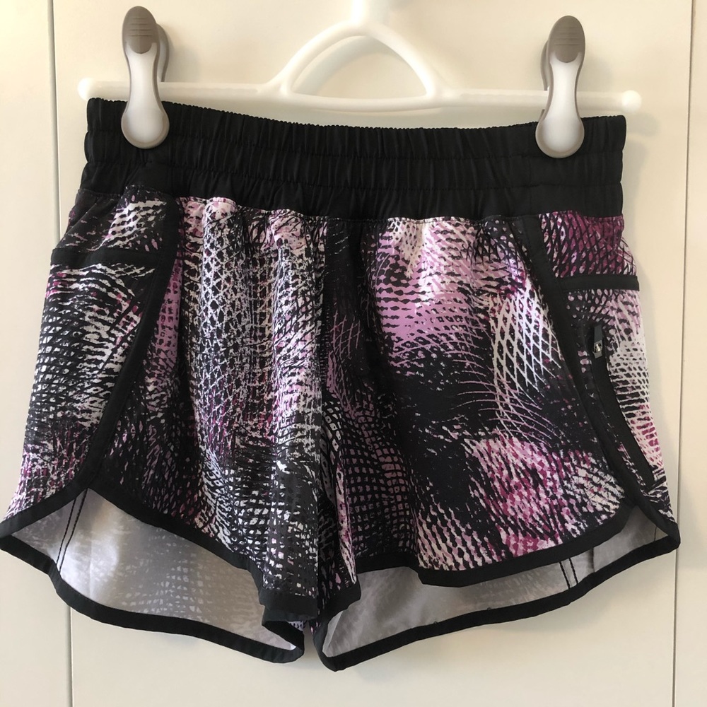 lululemon seawheeze tracker shorts size 8